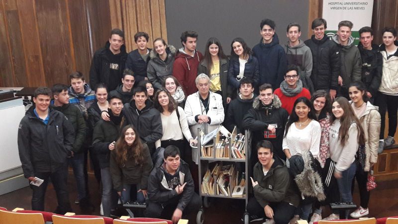Alumnos del colegio Virgen de Gracia conocen el proyecto de fomento de la lectura impulsado por el Hospital Virgen de las Nieves