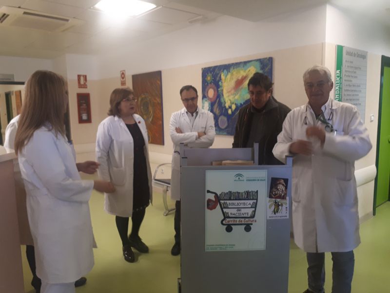 El poeta Luis García Montero dona ejemplares de su obra a la Biblioteca del Paciente del Hospital Virgen de las Nieves