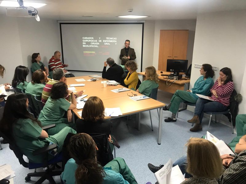 Profesionales de enfermería del Hospital Virgen de las Nieves se forman en cuidados y técnicas de Cirugía Oral y Maxilofacial