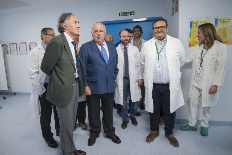 El consejero de Salud, Jesús Aguirre, visita el Hospital Virgen de las Nieves