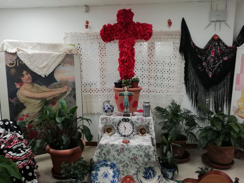 El Hospital Universitario Virgen celebra la Cruz de mayo con un alegato al fomento de la lectura