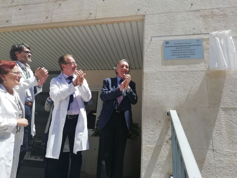 El Hospital Virgen de las Nieves celebra el Día de la Enfermería con la instalación de una placa conmemorativa de la antigua escuela de Enfermería