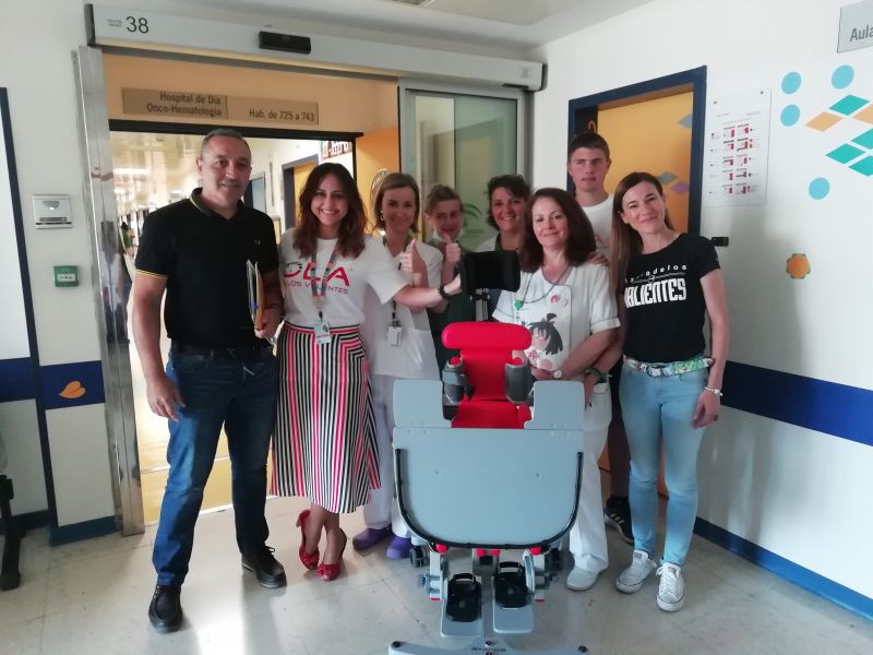 La Ola de los Valientes dona una silla especializada para la rehabilitación de menores