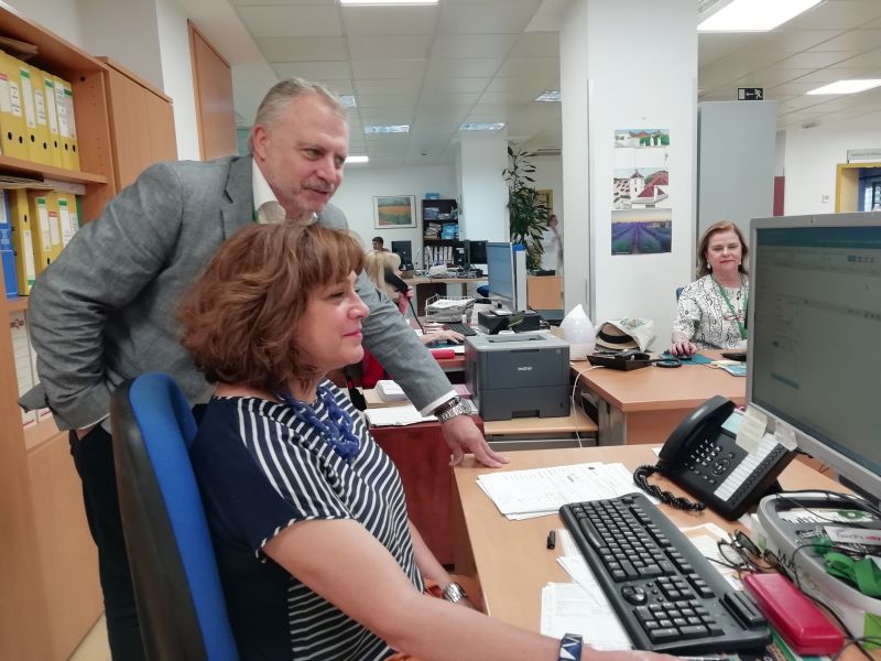 El Hospital Virgen de las Nieves envía más de 2.200 sms diarios para confirmar la asistencia de los pacientes a las consultas