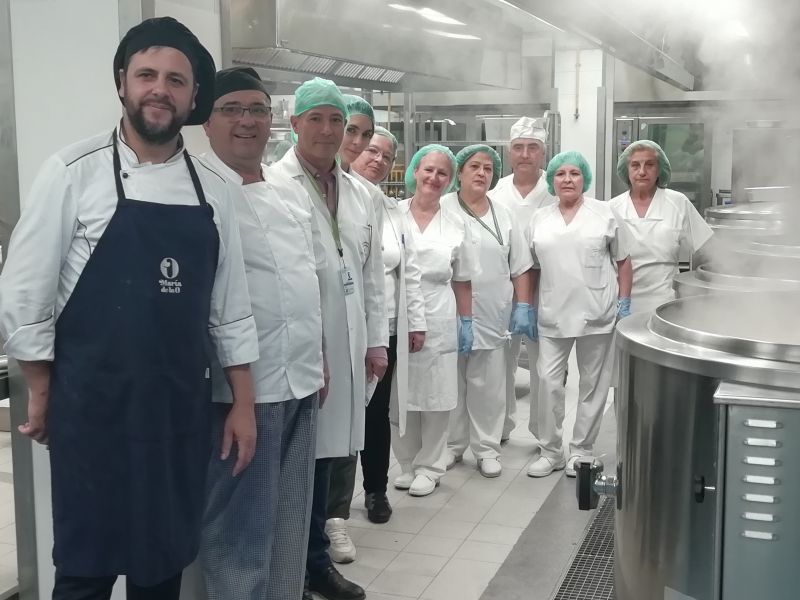 El Hospital Universitario Virgen celebra el Día Mundial de la Alimentación con un menú especial para pacientes hospitalizados