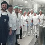 El chef junto con profesionales del hospital.jpg