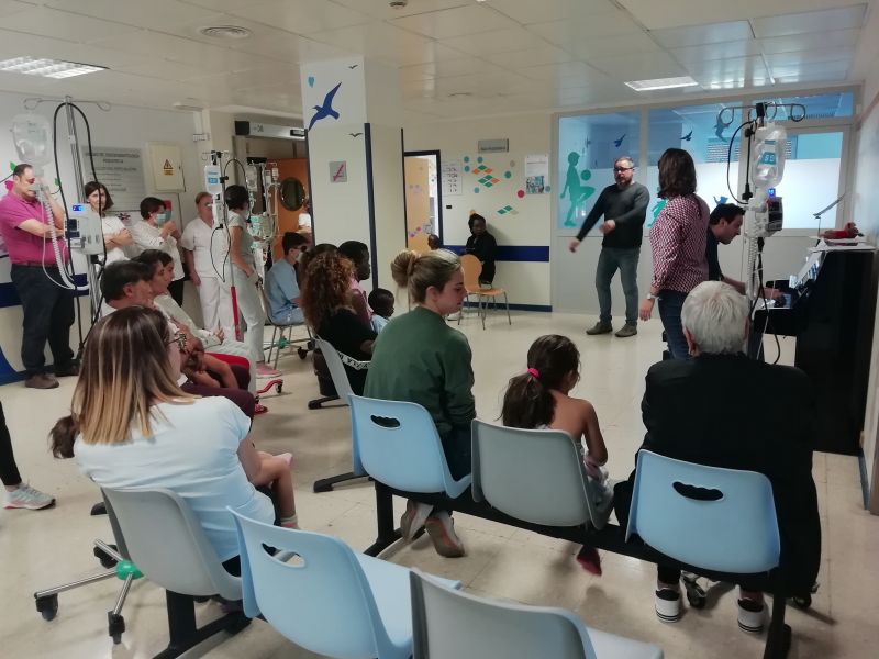El Hospital Virgen de las Nieves y la Asociación ‘Sinfonendo’ acercan la ópera a los menores hospitalizados