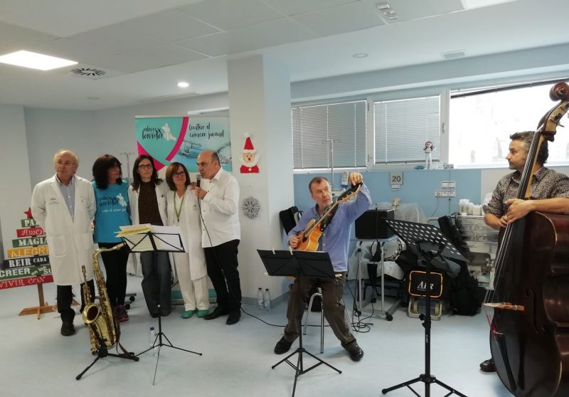 El Hospital Virgen de las Nieves acoge un concierto de jazz para amenizar a pacientes durante su tratamiento en el hospital de Día oncohematológico