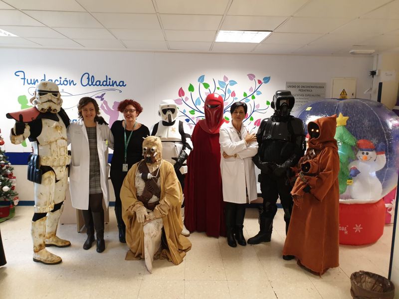 El Hospital Virgen de las Nieves recibe a la Legión 501 Star Wars para animar la estancia de los menores hospitalizados