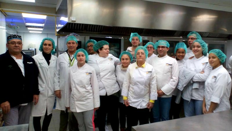 Alumnado de la Escuela de Hostelería la Inmaculada conocen el funcionamiento de nuestra cocina