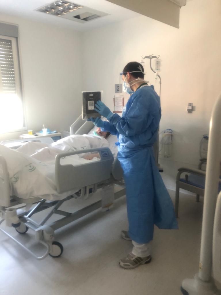 Enfermería del Hospital Virgen de las Nieves, enlace de comunicación entre pacientes con coronavirus y sus familias