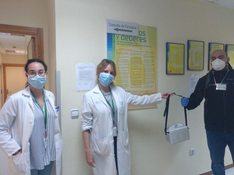 El Hospital Virgen de las Nieves lleva medicación a pacientes oncohematológicos a domicilio a través de patines eléctricos