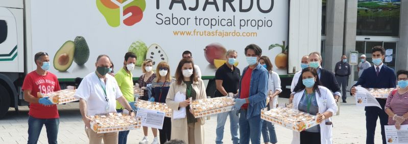 El Hospital Virgen de las Nieves recibe 5.500 cestas de nísperos para pacientes y profesionales