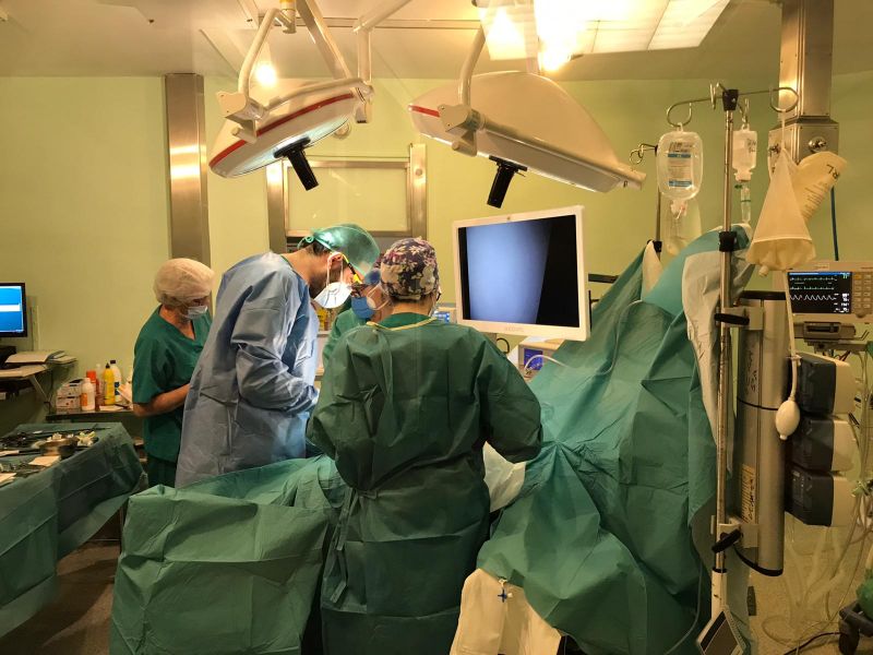 El Hospital Virgen de las Nieves realiza 300 cirugías de alta resolución en el último mes