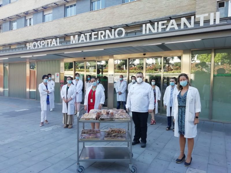 Sanitarios desayunan pasteles por cortesía de la Asociación de Pasteleros Granada Origen