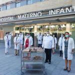 Sanitarios desayunan pasteles por cortesía de la Asociación de Pasteleros Granada Origen