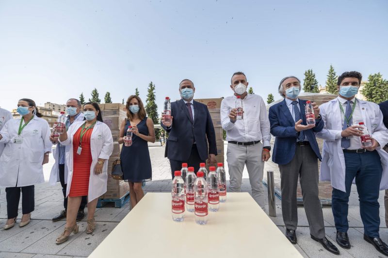 El Hospital Virgen de las Nieves acoge la donación de botellas de agua Lanjarón para sus profesionales