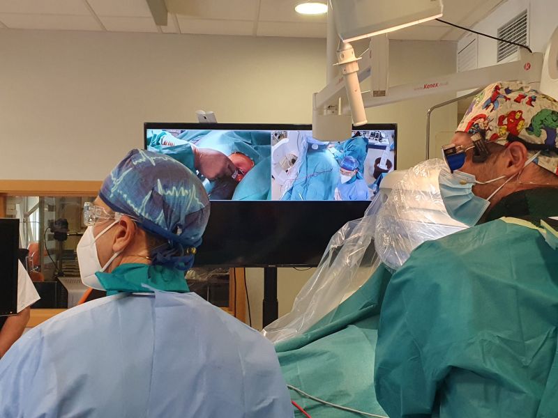 El Hospital Virgen de las Nieves retransmite por streaming implantes de marcapasos a Estados Unidos y países europeos