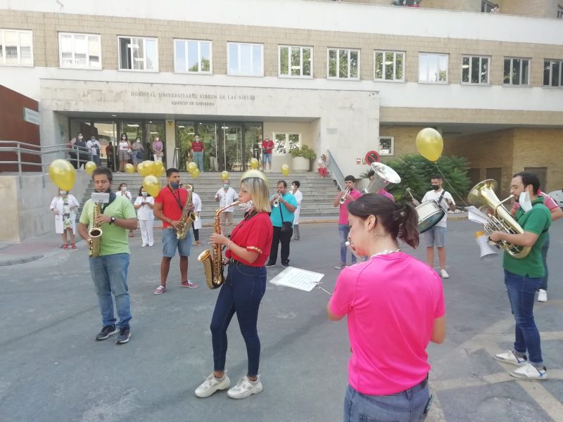 El Hospital Virgen de las Nieves sensibiliza sobre el cáncer infantil con música de la charanga Popi Stars