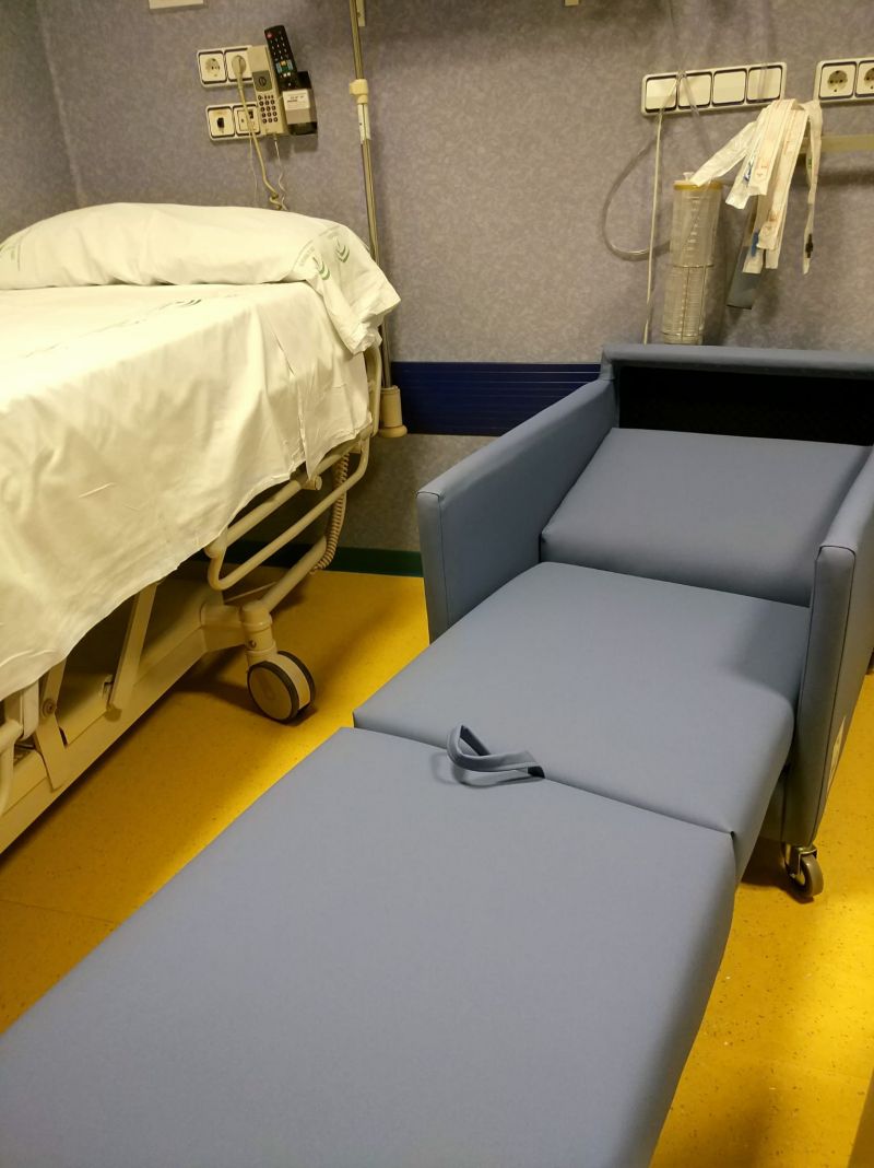 El Hospital Virgen de las Nieves recibe 24 `sillones azules´ donados por el Gancho Infantil