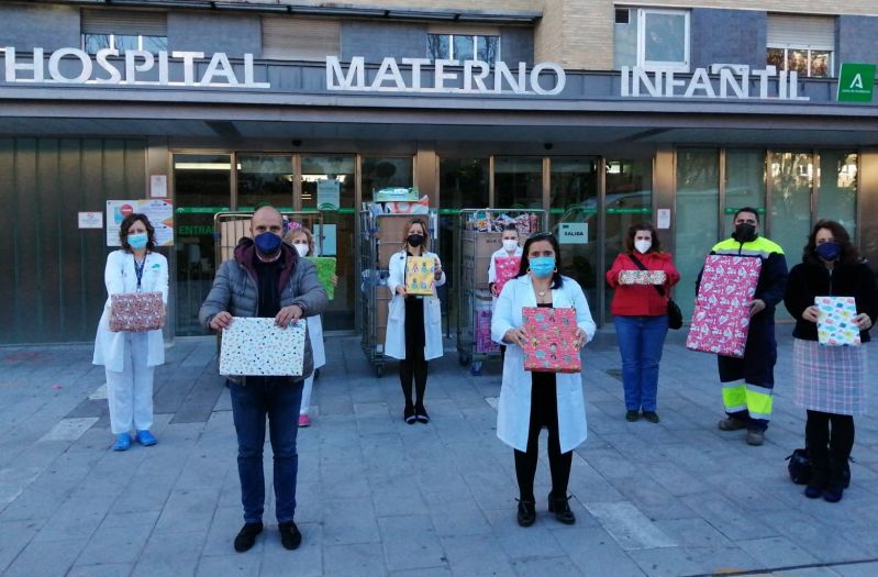 Los escolares de Otura regalan más de 300 juguetes a los niños hospitalizados en el Hospital Virgen de las Nieves