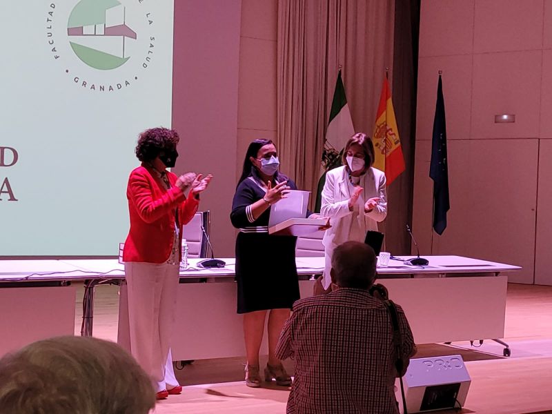 La UGR reconoce la labor del hospital en la formación de estudiantes