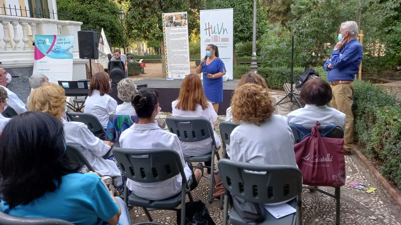 El Hospital Virgen de las Nieves aumenta su Biblioteca con 230 libros donados por asistentes a la Feria del Libro
