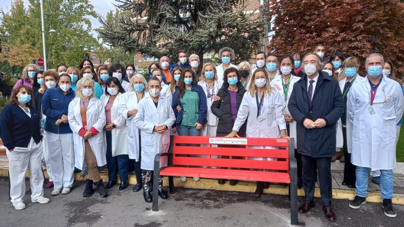 El Hospital Virgen de las Nieves ya tiene su banco rojo