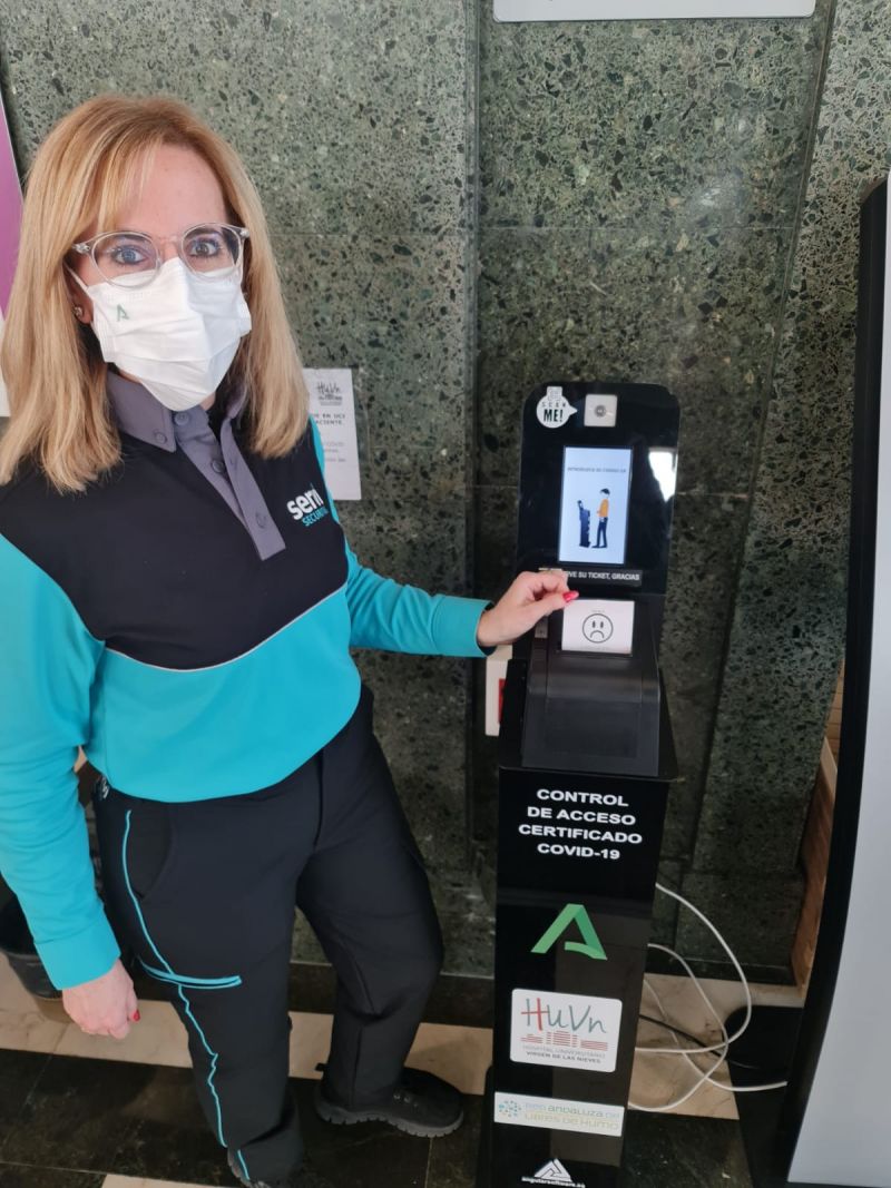 El Hospital Universitario Virgen de las Nieves innova en el control de acceso al centro con una máquina que valida los certificados COVID de forma automatizada