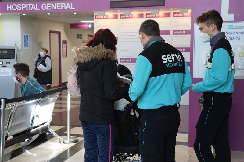 El Hospital Virgen de las Nieves restringe visitas y sólo permite el acompañamiento a pacientes vulnerables