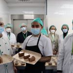 El jefe de cocina, Fernando González, en el centro enseña las porciones de tarta de muestra.JPG