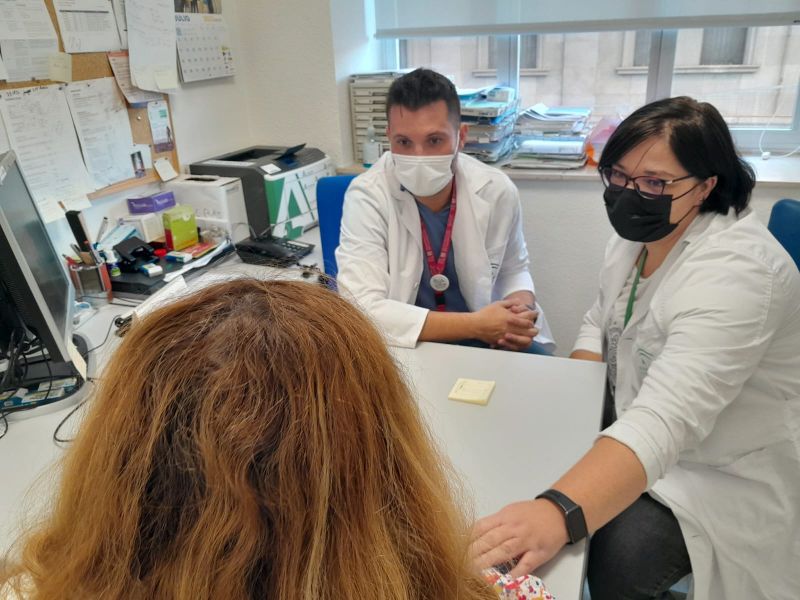 El Hospital Virgen de las Nieves logra interrumpir el tratamiento farmacológico a 25 pacientes con un tipo de leucemia crónica
