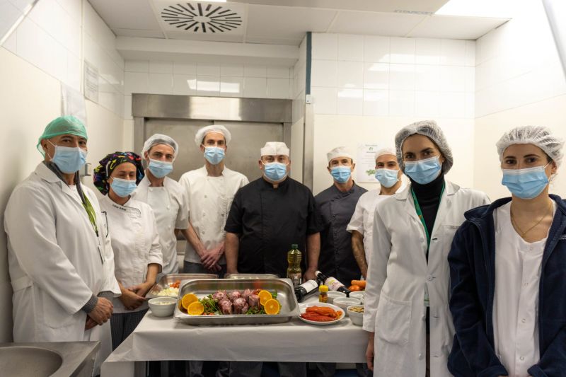 El Hospital Virgen de las Nieves ‘patenta’ un pastel para celebrar el Día de Andalucía
