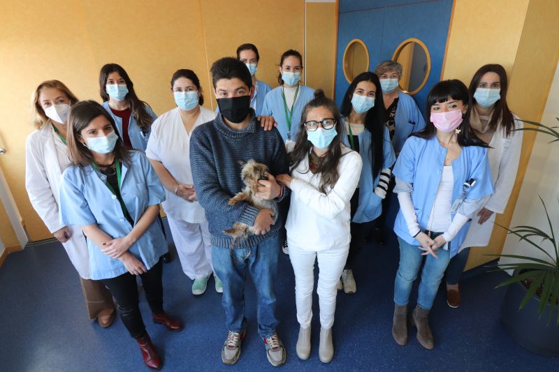 Lucky se despide de su dueña en la unidad de cuidados paliativos del Hospital Virgen de las Nieves