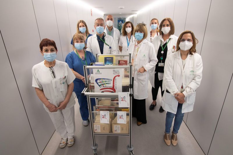 El Hospital Virgen de las Nieves lleva su Biblioteca a pacientes de Neurotraumatología y Rehabilitación