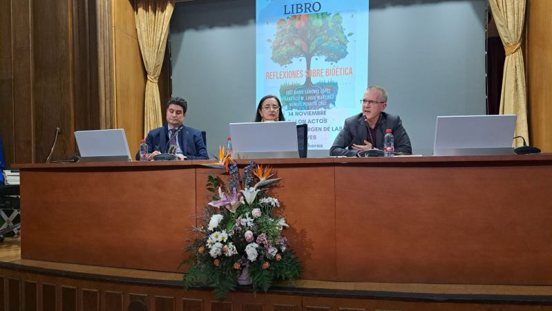 El cirujano oral y maxilofacial José Darío Sánchez López presenta su libro  'Reflexiones sobre Bioética'