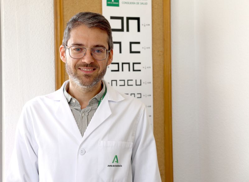 El jefe de servicio de Oftalmología del Hospital Virgen de las Nieves, en la junta directiva de una sociedad científica internacional