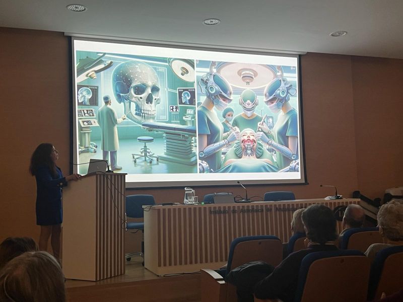 La cirujana maxilofacial Adoración Martínez ofrece una conferencia sobre  planificación virtual en el Instituto de Astrofísica de Andalucía