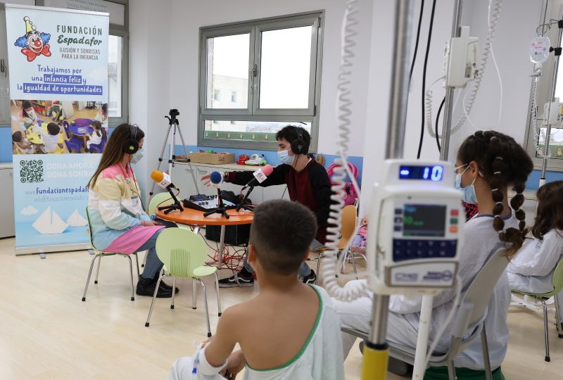 El Hospital Virgen de las Nieves se une con asociaciones de pacientes pediátricos oncológicos para sensibilizar a la ciudadanía