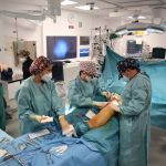 Momento del primer trasplante mundial de vena femoral por ingeniería tisular.JPG