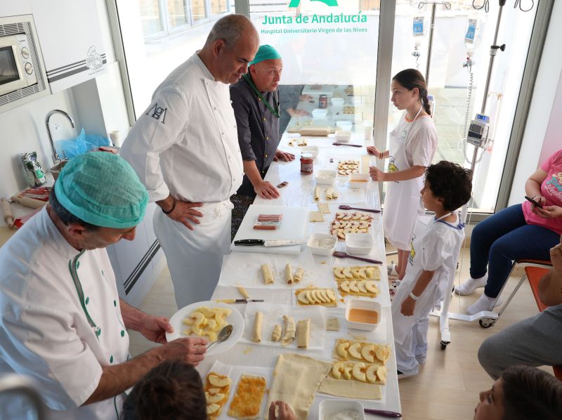 Menores hospitalizados en el Virgen de las Nieves aprenden a elaborar hojaldres con el chef Álvaro Arriaga