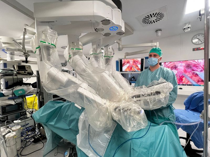 El Hospital Virgen de las Nieves interviene con cirugía robótica a más de 200 pacientes con cáncer de próstata