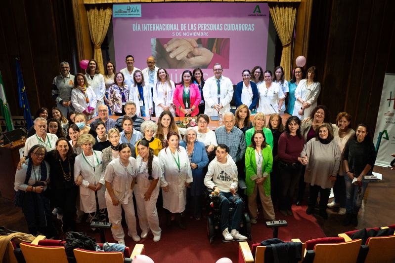 El Hospital Virgen de las Nieves reúne a personas que cuidan a pacientes en un homenaje con bailes regionales