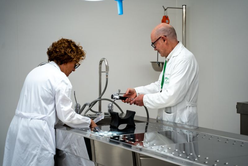 El Hospital Virgen de las Nieves estrena una sala de autopsias de alta bioseguridad que garantiza diagnósticos de máxima calidad