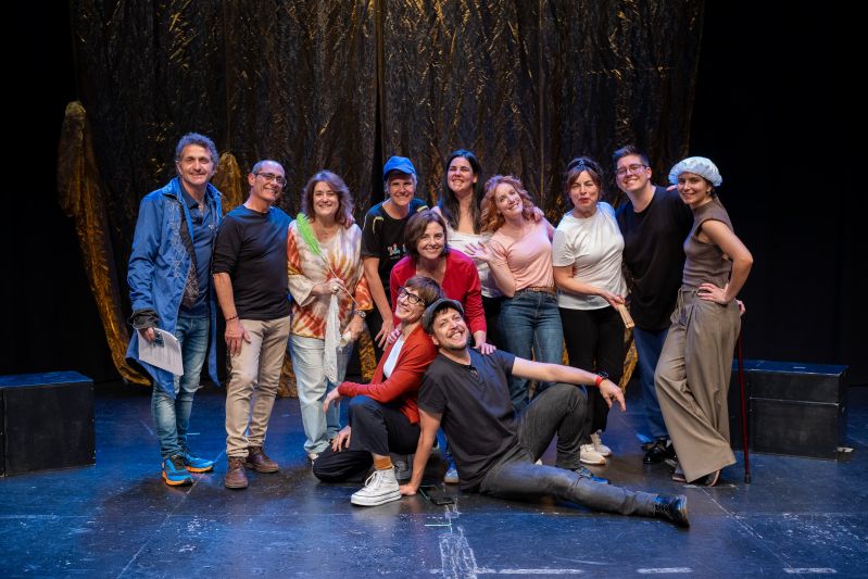 Profesionales del Hospital Virgen de las Nieves estrenan una obra de teatro con lleno absoluto en el ‘Isidro Olgoso’