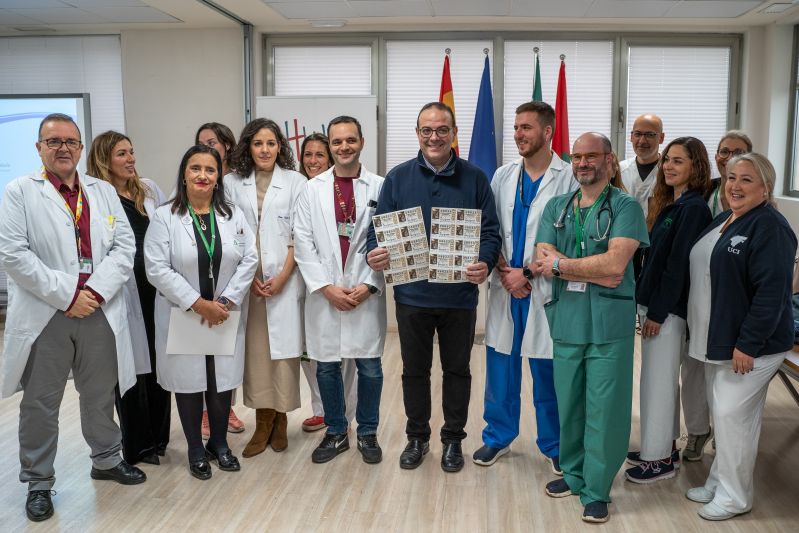 El Hospital Virgen de las Nieves recibe a un paciente agradecido que regala 20 décimos de lotería a los sanitarios que le salvaron la vida