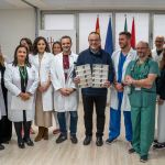 El Hospital Virgen de las Nieves recibe a un paciente agradecido que regala 20 décimos de lotería a los sanitarios que le salvaron la vida