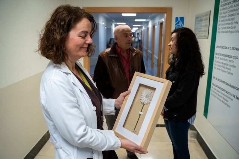 El Hospital Virgen de las Nieves, obsequiado con la ‘flor de la vida’ como agradecimiento de pacientes que han recibido un trasplante de hígado