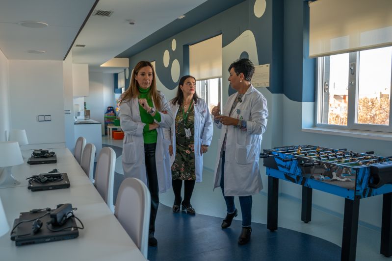 El Hospital Virgen de las Nieves estrena una ludoteca para los menores de Oncopediatría
