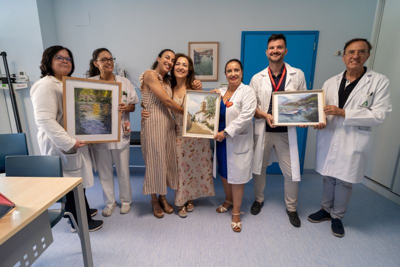 El Hospital Virgen de las Nieves recibe una colección de acuarelas hechas por una paciente que agradece el trato recibido
